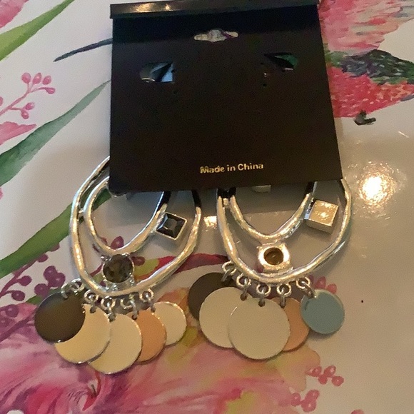 Silver Dangle earrings with stones NWT great look for Holiday parties ๐๐ - Picture 3 of 5